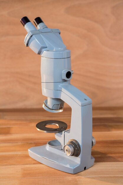 Крупным планом микроскопа на столе