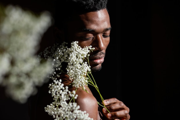 Free photo close-up model holding flowers