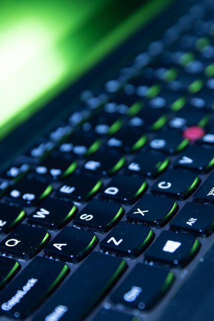 現代の黒いキーボードのクローズアップ。ノートパソコンのキーボードのトリミングされた画像。コンピューター、テクノロジー、ガジェットの概念