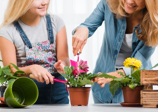 クローズアップ母と娘の花を植える