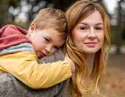 Free photo close-up mother holding kid