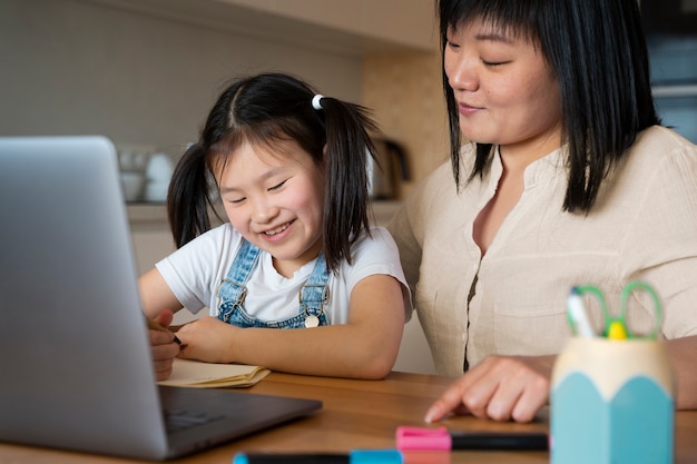 机で母親と子供を閉じる