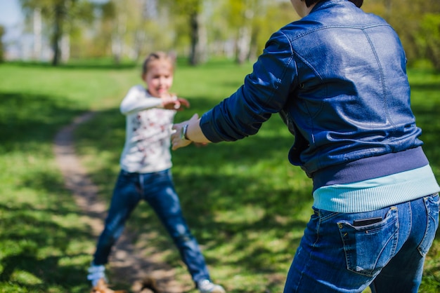 Крупный план мать играет с дочерью в парке