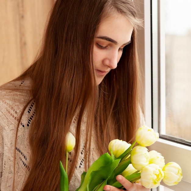 Close-up mother with flowers bouquet