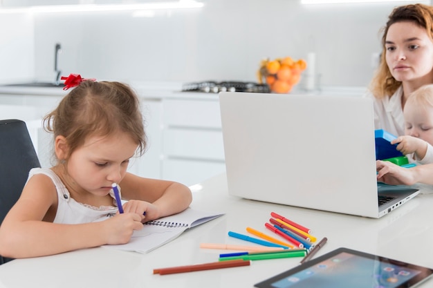 Foto gratuita madre del primo piano che lavora con il bambino