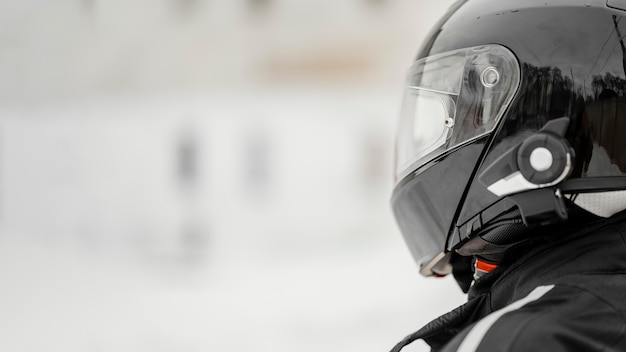 Foto gratuita primo piano motociclista con casco