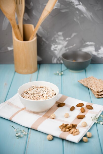 견과류와 그릇에 근접 muesli