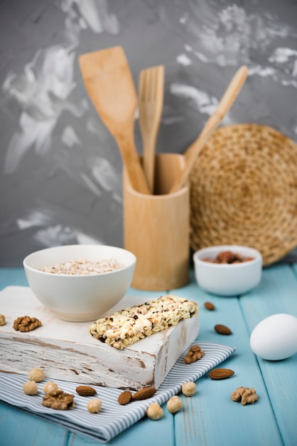 견과류와 그릇에 근접 muesli