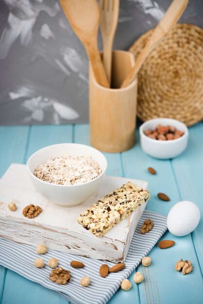 견과류와 그릇에 근접 muesli