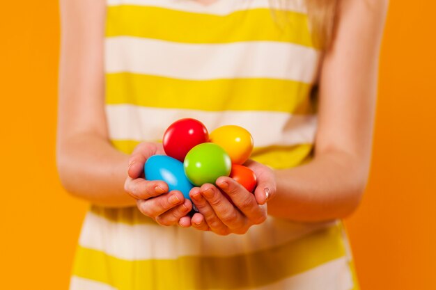 Крупный план разноцветного пасхального яйца в руках