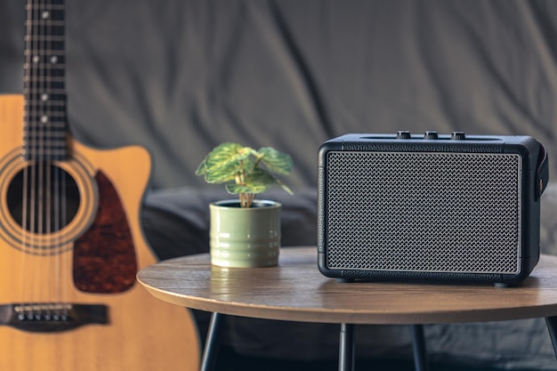 Free photo close up music speaker and acoustic guitar in the interior of the room