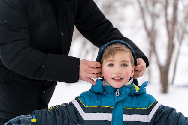 無料写真 雪の中で遊んでいるn幸せな子供を閉じます