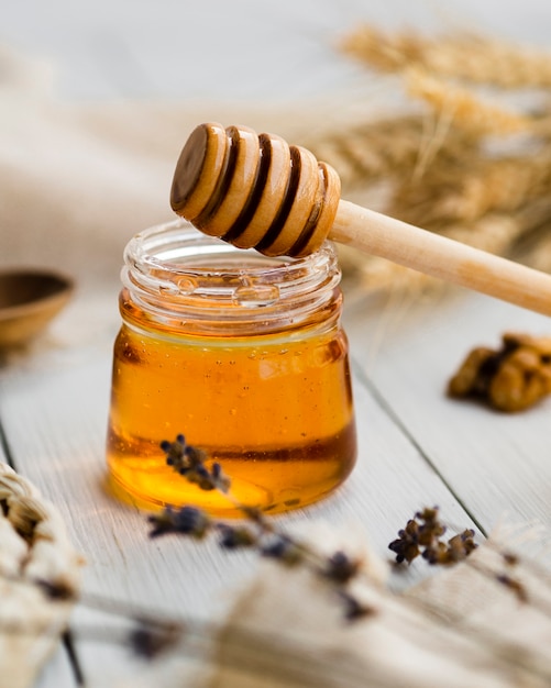 천연 꿀 디퍼의 클로즈업