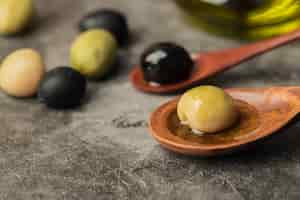 Foto gratuita olive naturali del primo piano pronte per essere servito