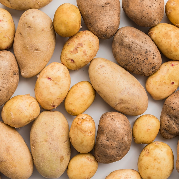 Free Photo close-up natural potatoes aligned