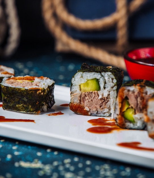 Foto gratuita chiuda in su dei rotoli di sushi di nori con il tonno ed il cetriolo