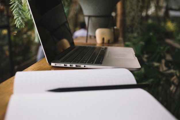 Blocchetto per appunti del primo piano vicino al computer portatile