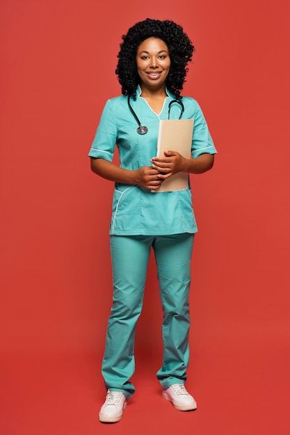 Крупный план медсестры, просматривающей документы