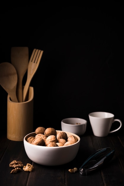 Free photo close-up nuts in a bowl on table