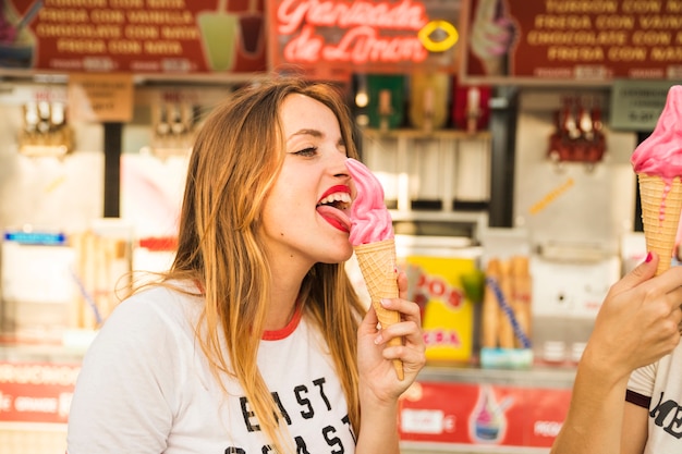 アイスクリームを食べる美しい女性のクローズアップ