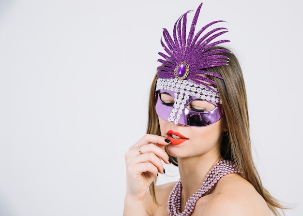 Бесплатное фото Крупный план красивой женщины, носящей карнавальную маску и бусы, ожерелье