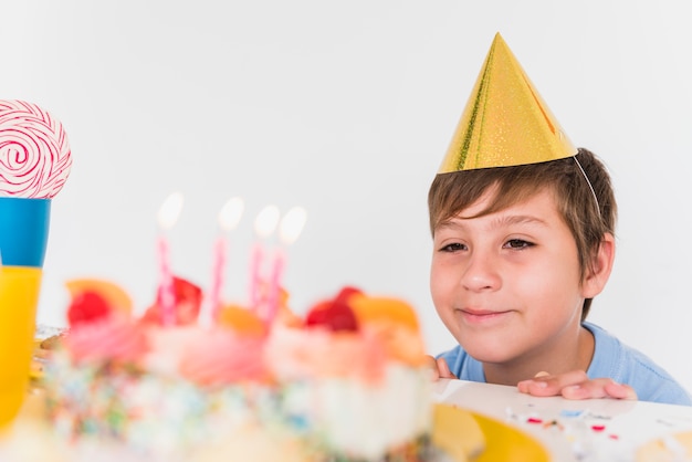 彼の誕生日ケーキを探している男の子のクローズアップ