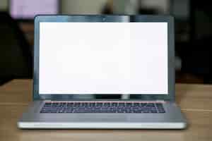 Бесплатное фото Крупным планом ноутбук с пустой белый экран