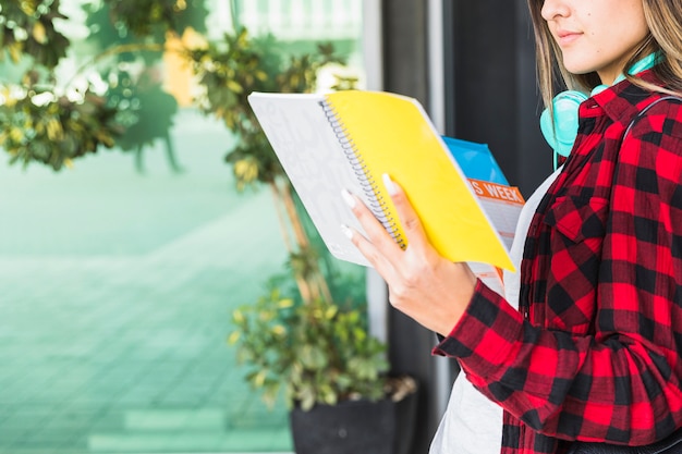 無料写真 屋外で本を読んで笑顔の若い女性のクローズアップ