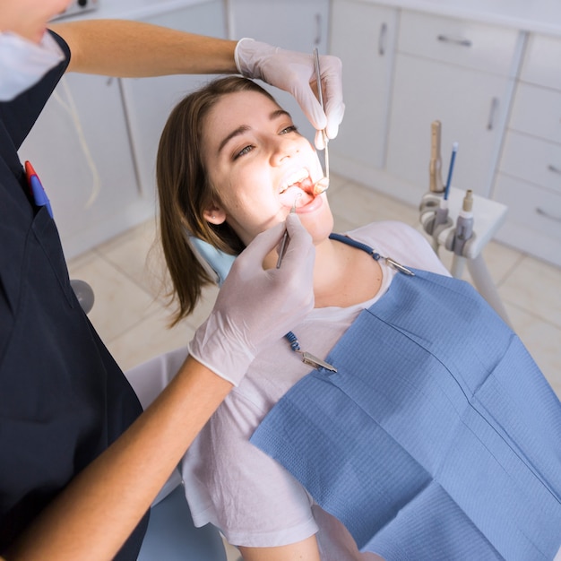 Бесплатное фото Крупный план женщины, получающей стоматологический осмотр