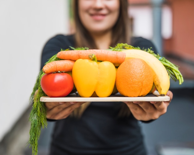 無料写真 スレート、健康的な食事を保持している女性の手のクローズアップ