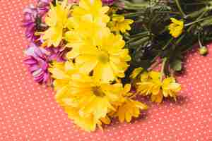 無料写真 close-up of bouquet with yellow and purple flowers