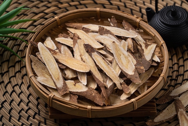 木製​の​テーブル​の​背景​に​中国​の​伝統的​な​ハーブ薬​レンゲ​の​根​の​クローズアップ​。
