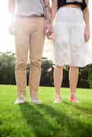 無料写真 草のケッズでカップルの足のクローズアップ。