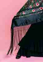 Бесплатное фото Крупный план платья фламенко и шали манилы
