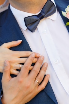 Крупный план рук с кольцами на свадебной церемонии
