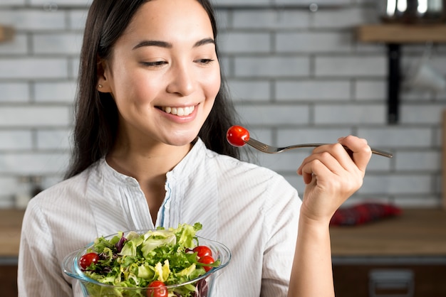 無料写真 健康的なサラダを食べて幸せなアジア女のクローズアップ