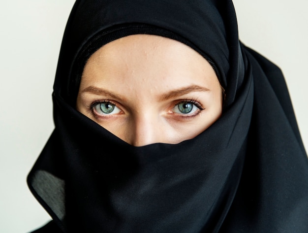 Крупным планом исламского портрета женщины