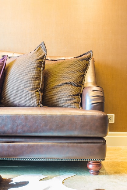 Бесплатное фото Крупным планом кожаный диван с подушками