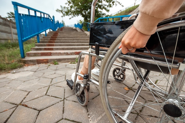 Крупным планом - ноги в инвалидной коляске. девушка инвалид. понятие инвалидной коляски, инвалида, полноценной жизни, парализованного, инвалида, здравоохранения.