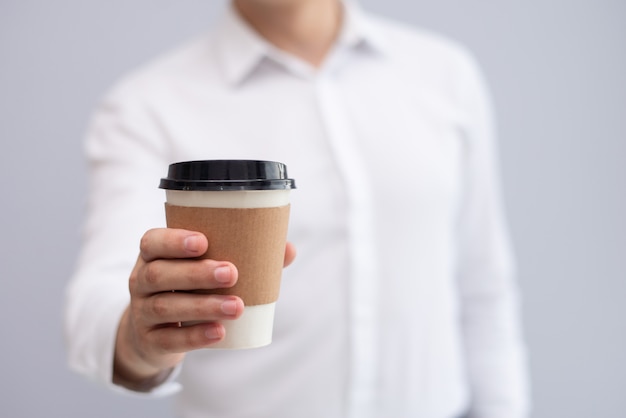 Бесплатное фото Крупным планом мужской руки, держащей кофе на вынос