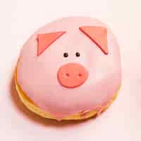 무료 사진 신선한 크림으로 유약 된 미니 돼지 도넛의 클로즈업