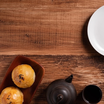 月餅​卵黄​ペストリー​、​木製​の​テーブル​の​背景​に​中秋節​の​休日​の​月餅​の​クローズアップ