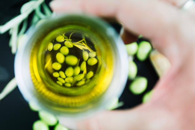 Бесплатное фото Крупный план оливкового масла в стекле