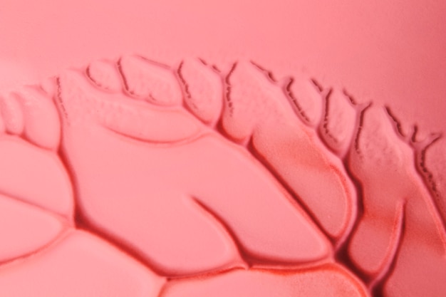 Бесплатное фото Крупный план текстуры краски персикового цвета с обнаженными обоями
