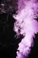 Бесплатное фото Крупный план розового дыма наложение текстуры на черном фоне
