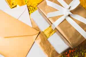 Бесплатное фото Крупный план подарков с конвертами