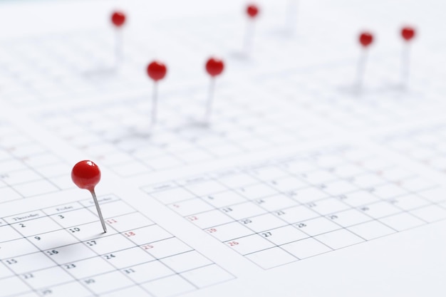 홈 오피스의 달력에 있는 빨간색 핀 마감, 비즈니스 회의 또는 약속, 마감일 또는 휴일 개념을 위한 날짜 계획