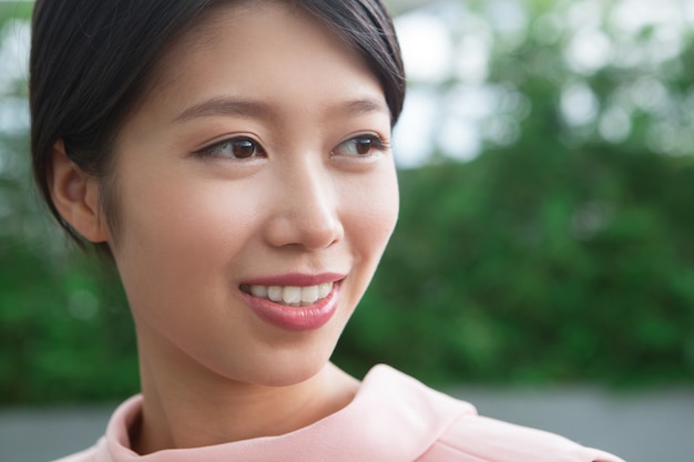 무료 사진 웃는 젊은 아시아 여자의 클로즈업