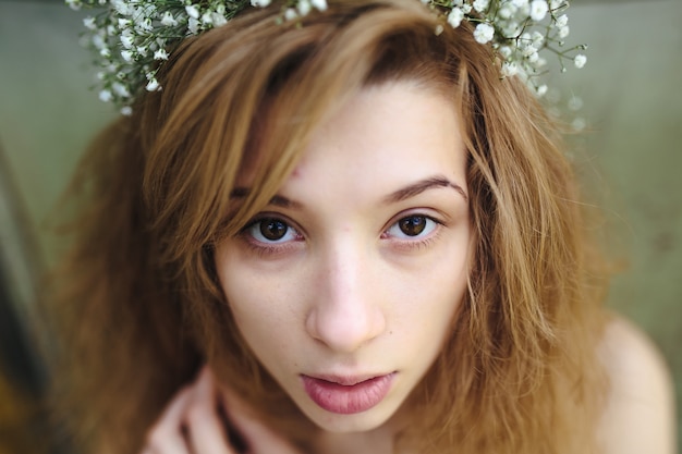 Бесплатное фото Крупным планом подростка касаясь ее волосы