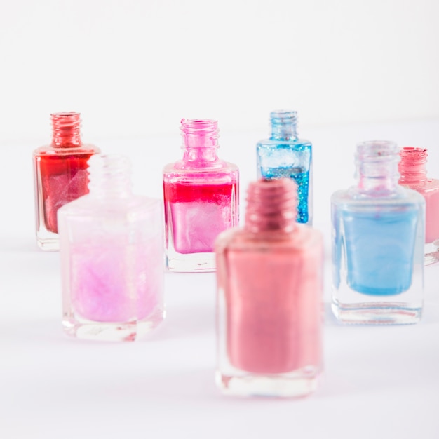 Бесплатное фото Крупный план различных многоцветных бутылок для ногтей